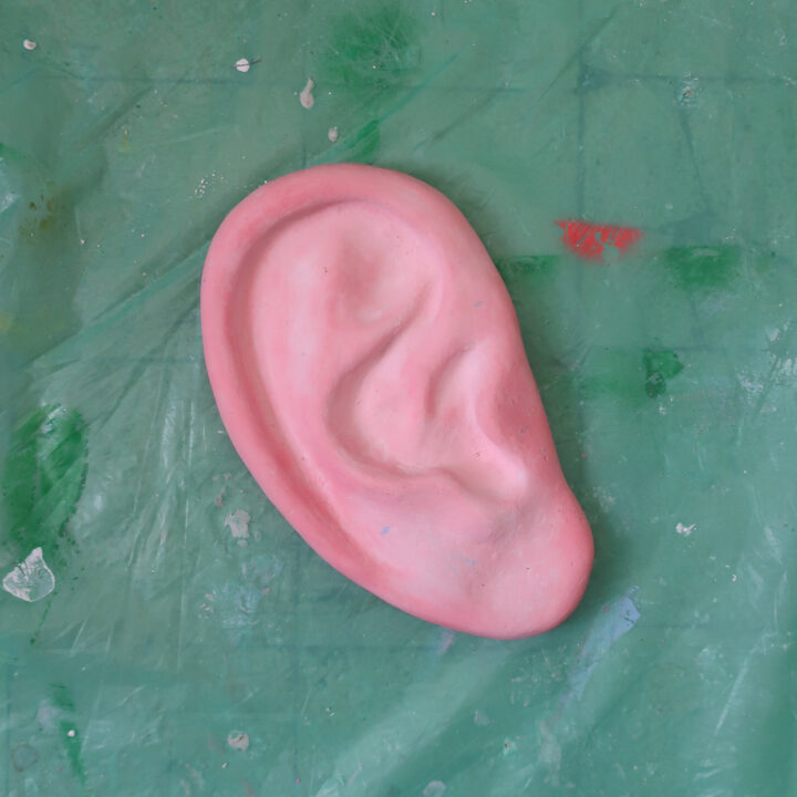 Derrière la colline